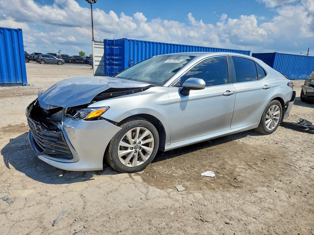 Vista de 2022 TOYOTA CAMRY LE, ángulo 1