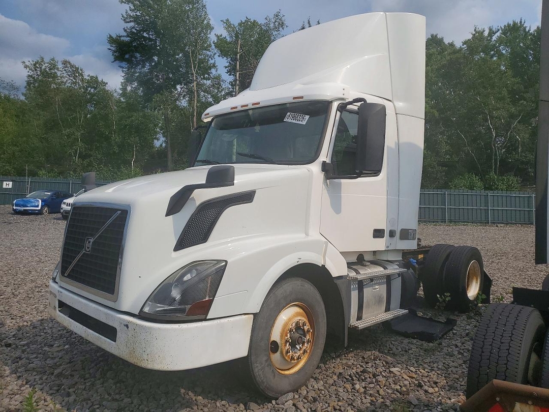 Vista de 2016 VOLVO VNL SEMI TRUCK, ángulo 1