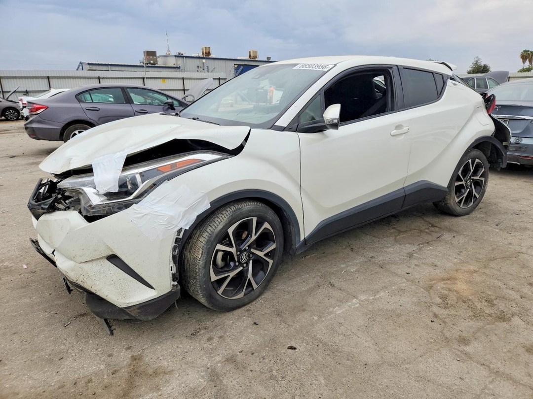 Vista de 2019 TOYOTA C-HR XLE, ángulo 1