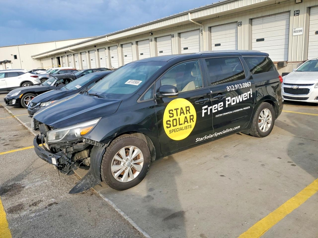 Vue de 2016 KIA SEDONA LX, angle 1