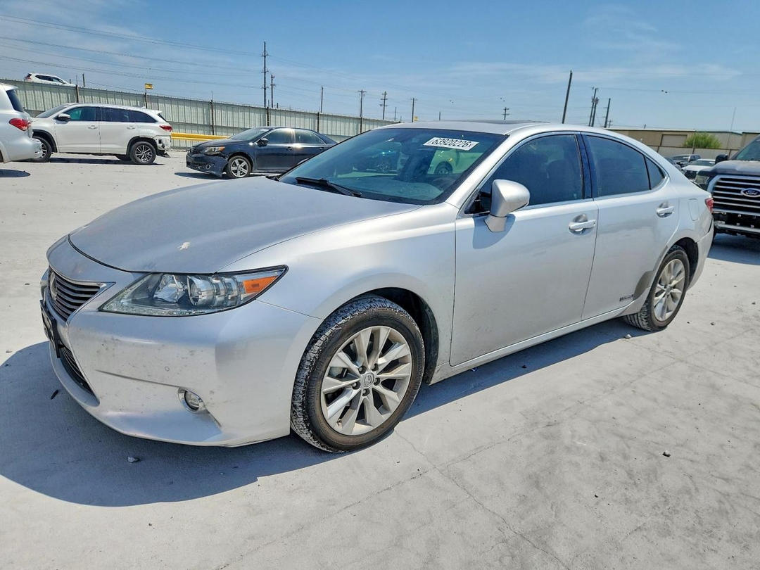 Vue de 2014 LEXUS ES 300H, angle 1