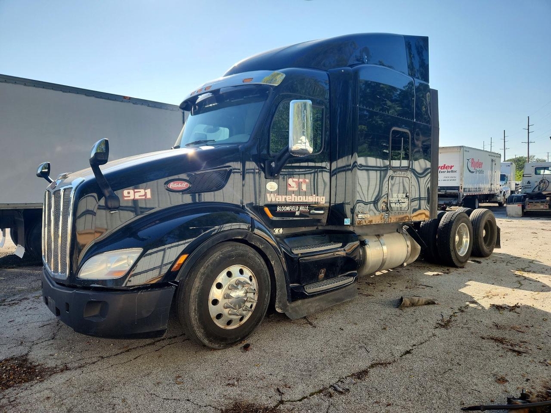 Vista de 2019 PETERBILT 579 SEMI TRUCK, ángulo 1
