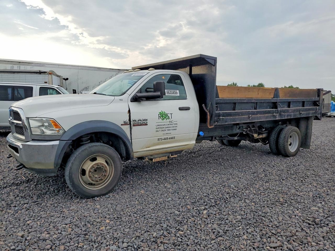 Vue de 2017 RAM 5500 DUMP TRUCK, angle 1