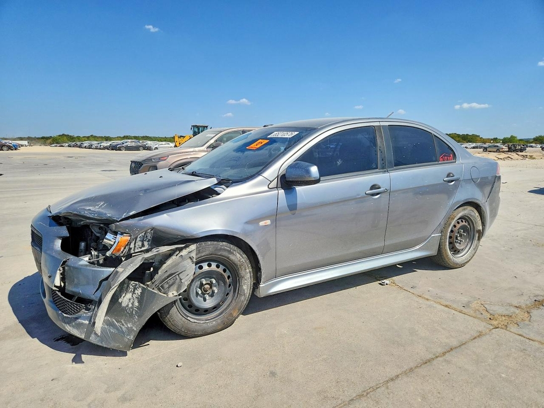 Vue de 2014 MITSUBISHI LANCER ES/ES SPORT, angle 1