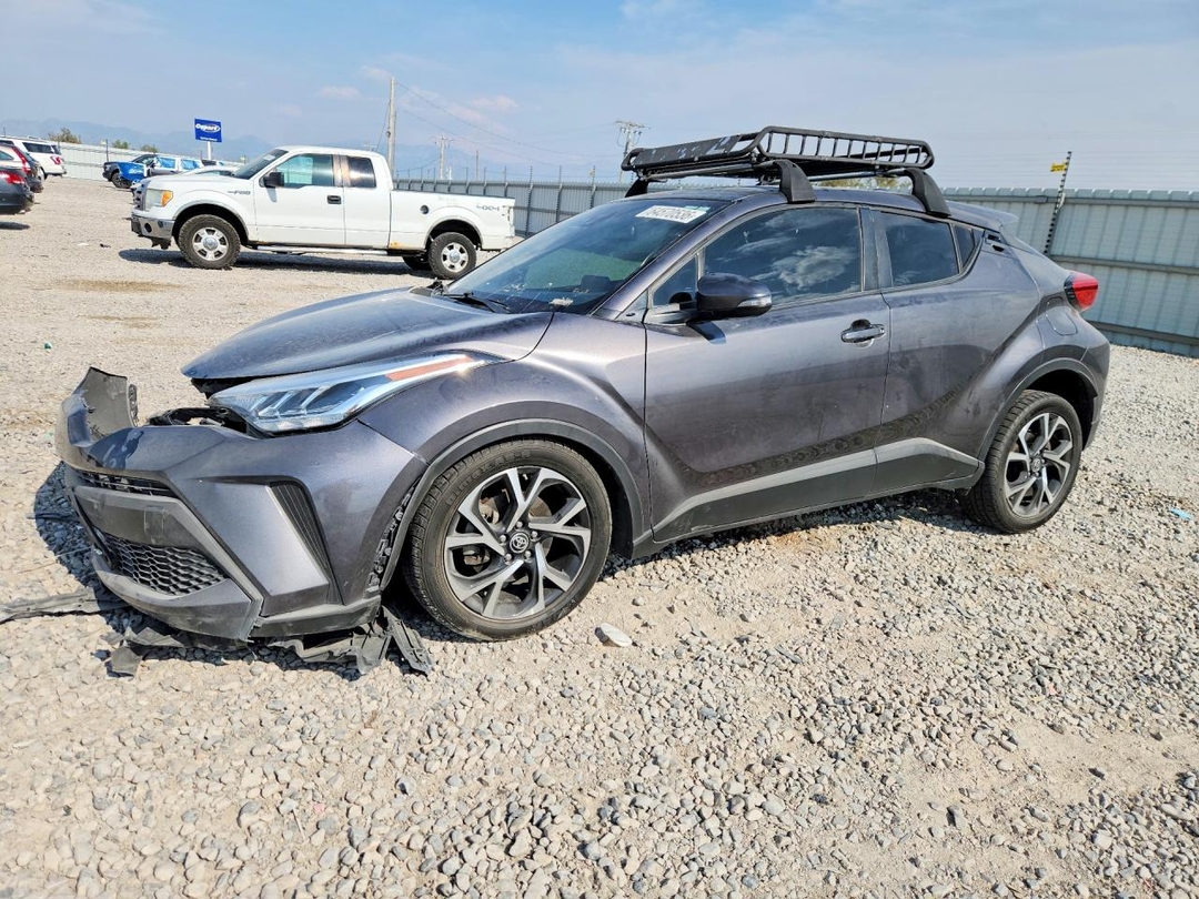 Vista de 2020 TOYOTA C-HR XLE, ángulo 1