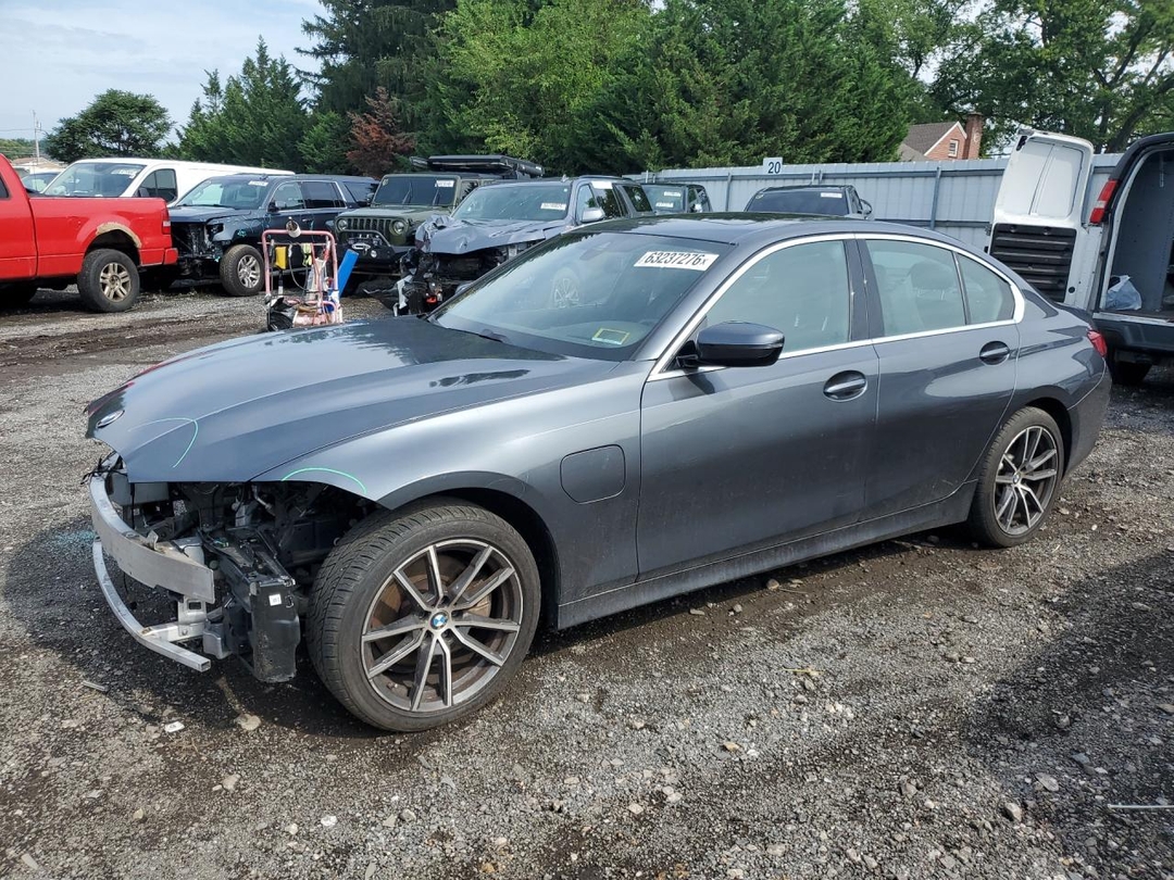 منظر 2021 BMW 330XE، زاوية 1