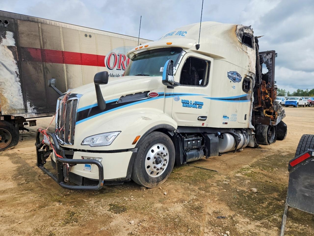 منظر 2022 PETERBILT 579 SEMI TRUCK، زاوية 1
