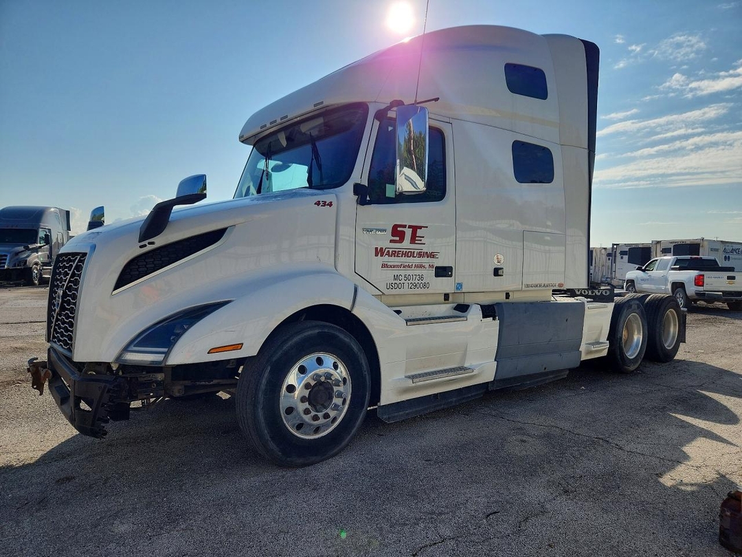 Вид 2020 VOLVO VNL SEMI TRUCK, угол 1