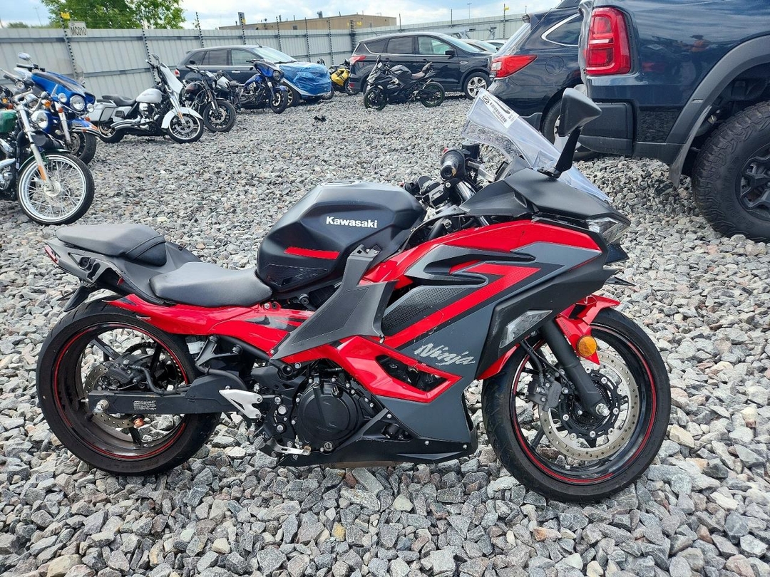 Вид 2025 KAWASAKI EX500 A, угол 1