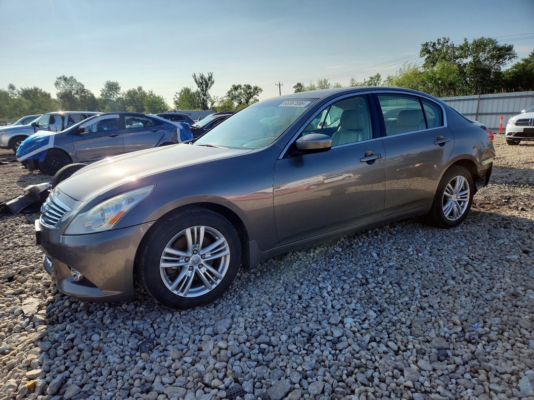 منظر 2013 INFINITI G37 SEDAN X، زاوية 1