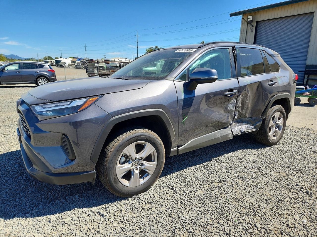 Вид 2025 TOYOTA RAV4 XLE, угол 1