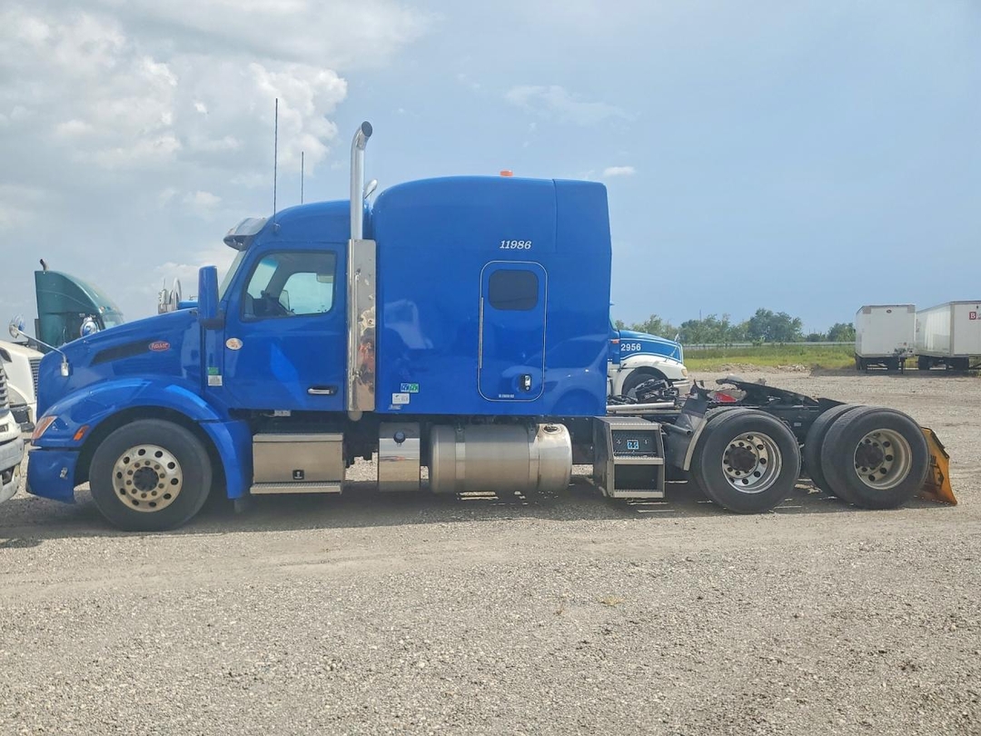 Vue de 2024 PETERBILT 579 SEMI TRUCK, angle 1
