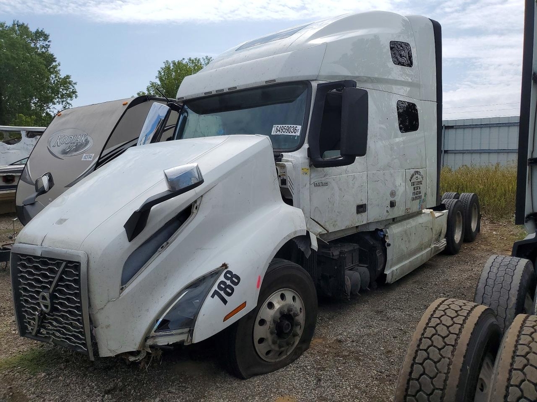 Vue de 2019 VOLVO VNL SEMI TRUCK, angle 1