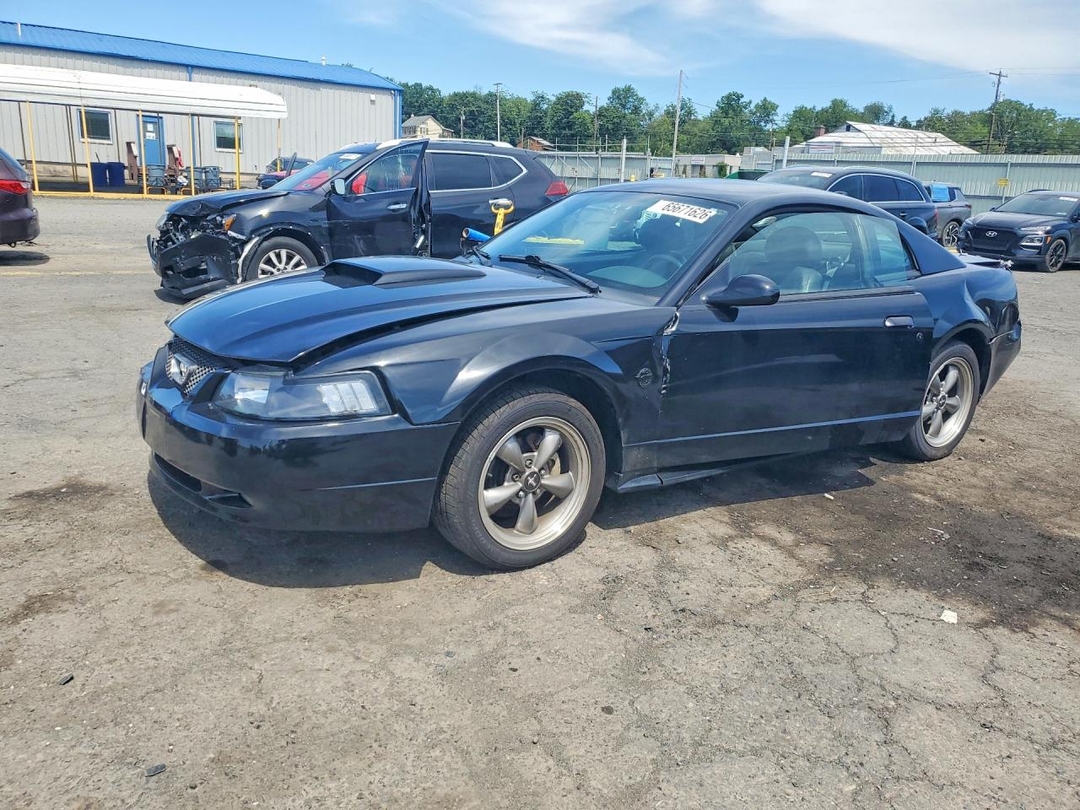 Vue de 2004 FORD MUSTANG GT, angle 1