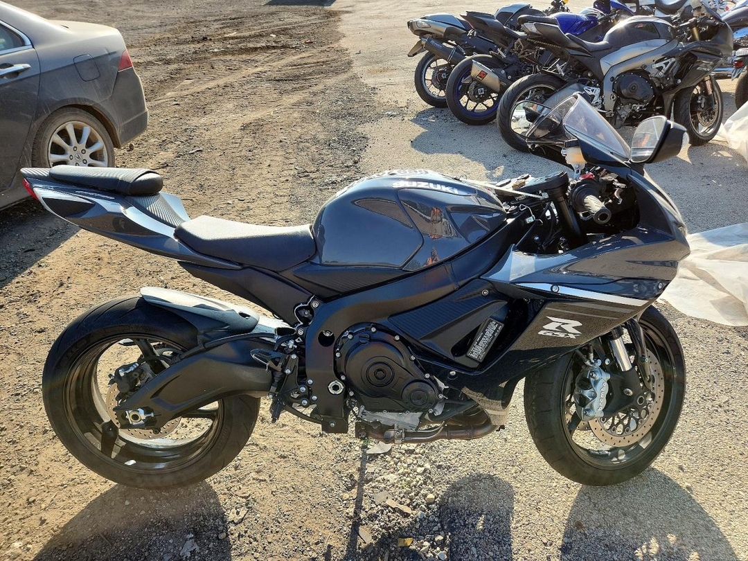 منظر 2025 SUZUKI GSX-R600، زاوية 1