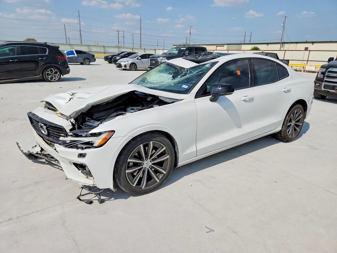 Vue de 2022 VOLVO S60 B5 MOMENTUM, angle 1