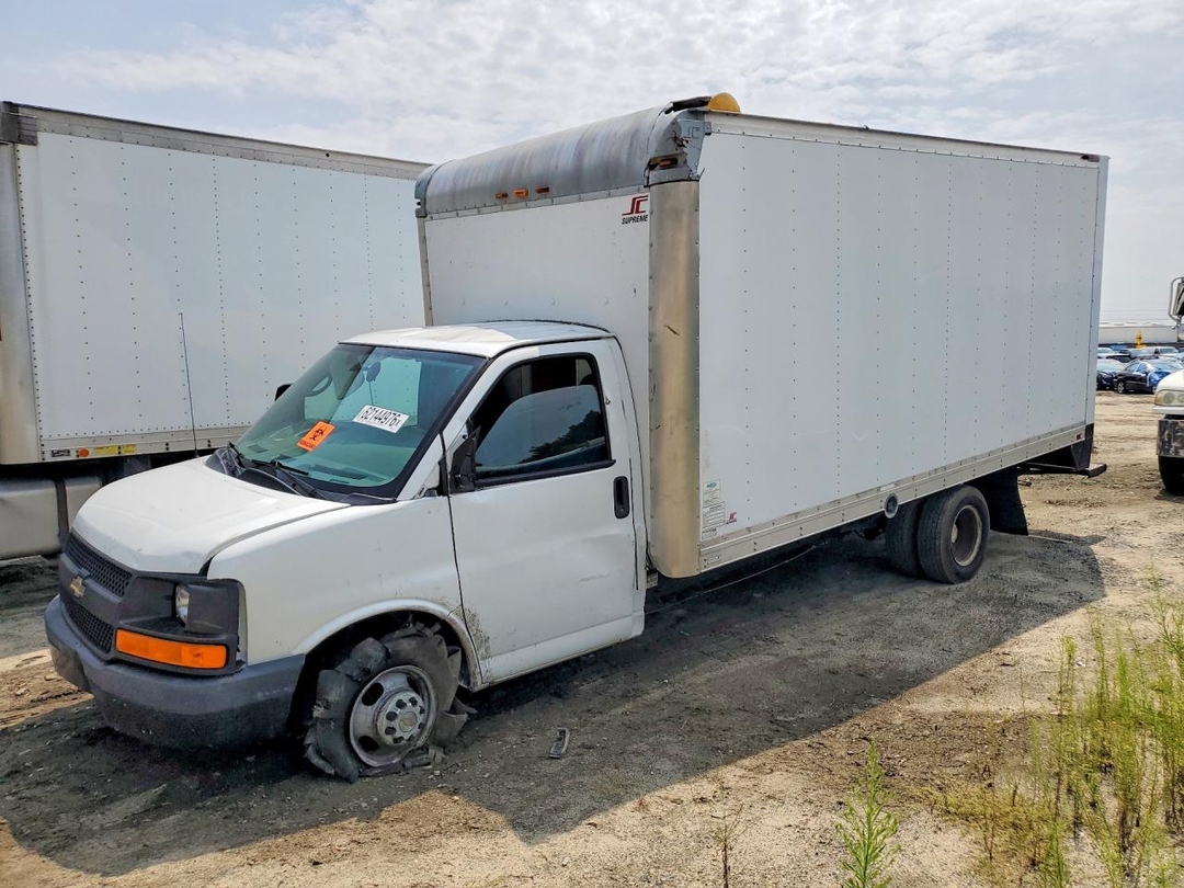 منظر 2014 CHEVROLET EXPRESS BOX TRUCK، زاوية 1