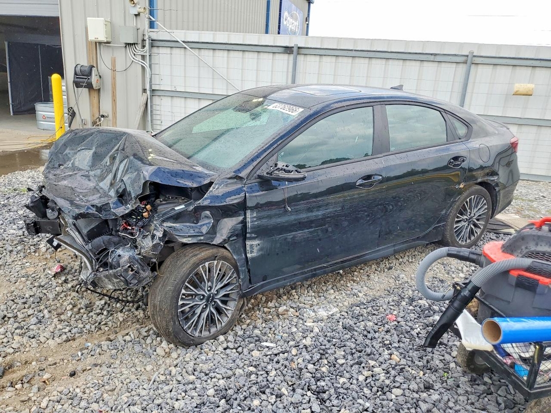 منظر 2024 KIA FORTE GT LINE، زاوية 1