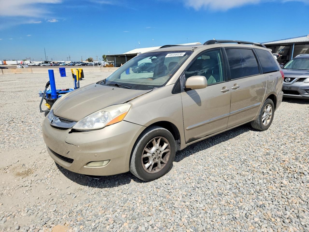 Vue de 2006 TOYOTA SIENNA, angle 1
