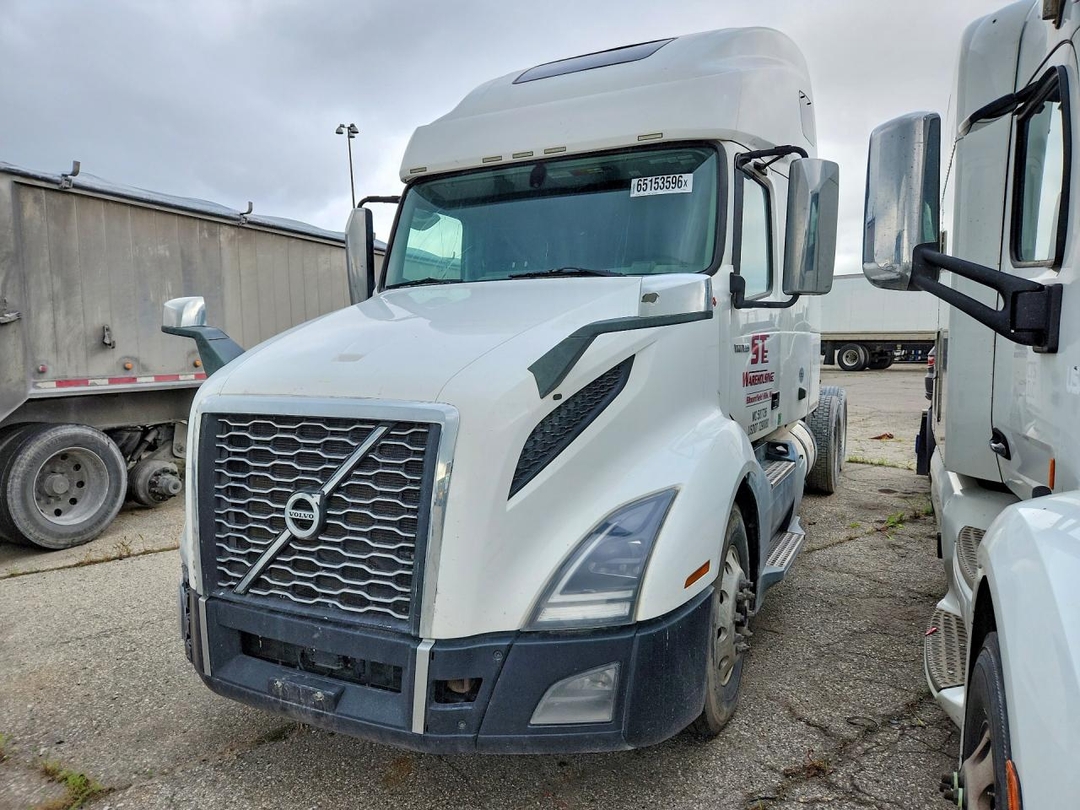 Вид 2020 VOLVO VNL SEMI TRUCK, угол 1