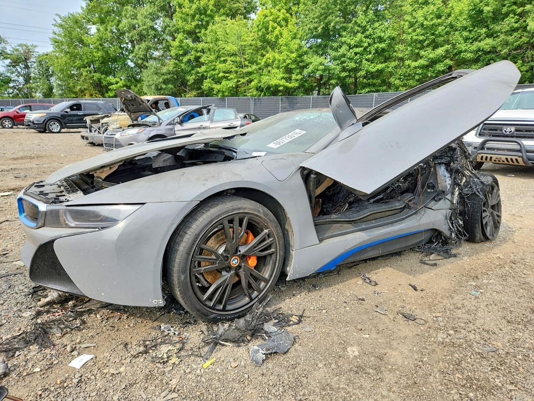 Вид 2016 BMW I8, угол 1