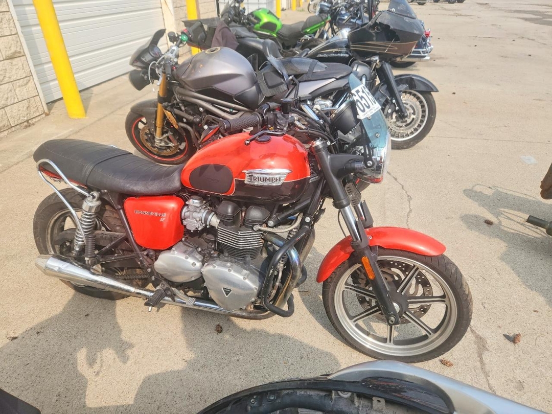 Vue de 2012 TRIUMPH MOTORCYCLE BONNEVILLE, angle 1