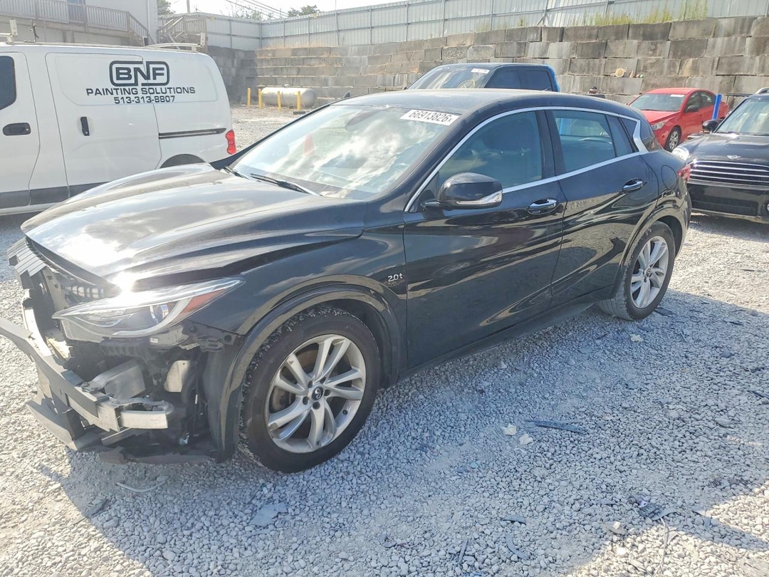 Vue de 2017 INFINITI QX30 BASE, angle 1