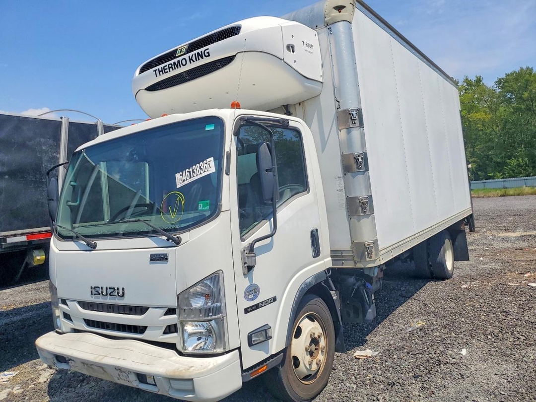 Vue de 2016 ISUZU NQR REFRIGERATED BOX TRUCK, angle 1