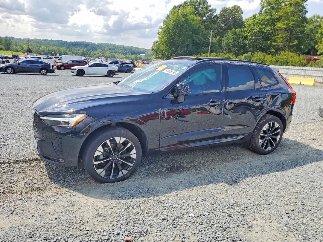 Vue de 2026 VOLVO XC60 PLUS, angle 1