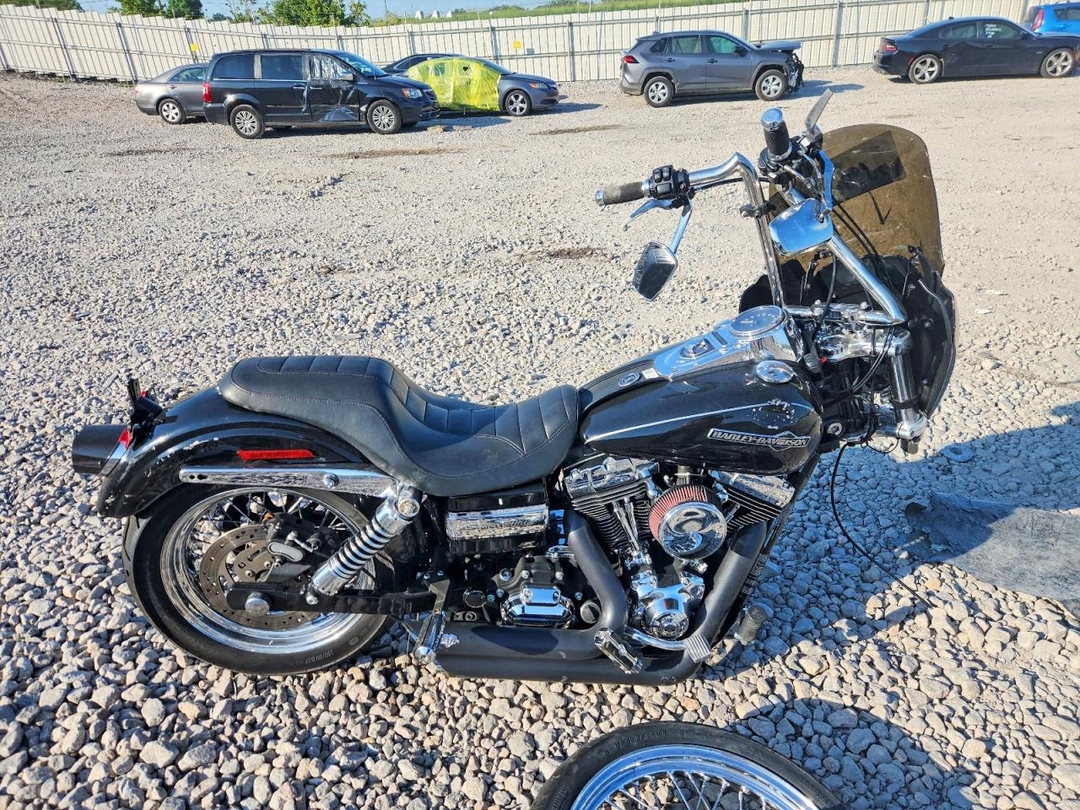 منظر 2012 HARLEY-DAVIDSON FXDC DYNA SUPER GLIDE، زاوية 1