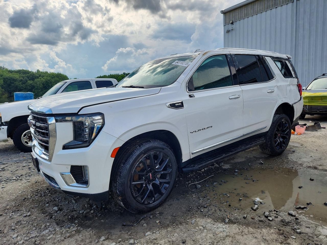 Vue de 2023 GMC YUKON SLT, angle 1