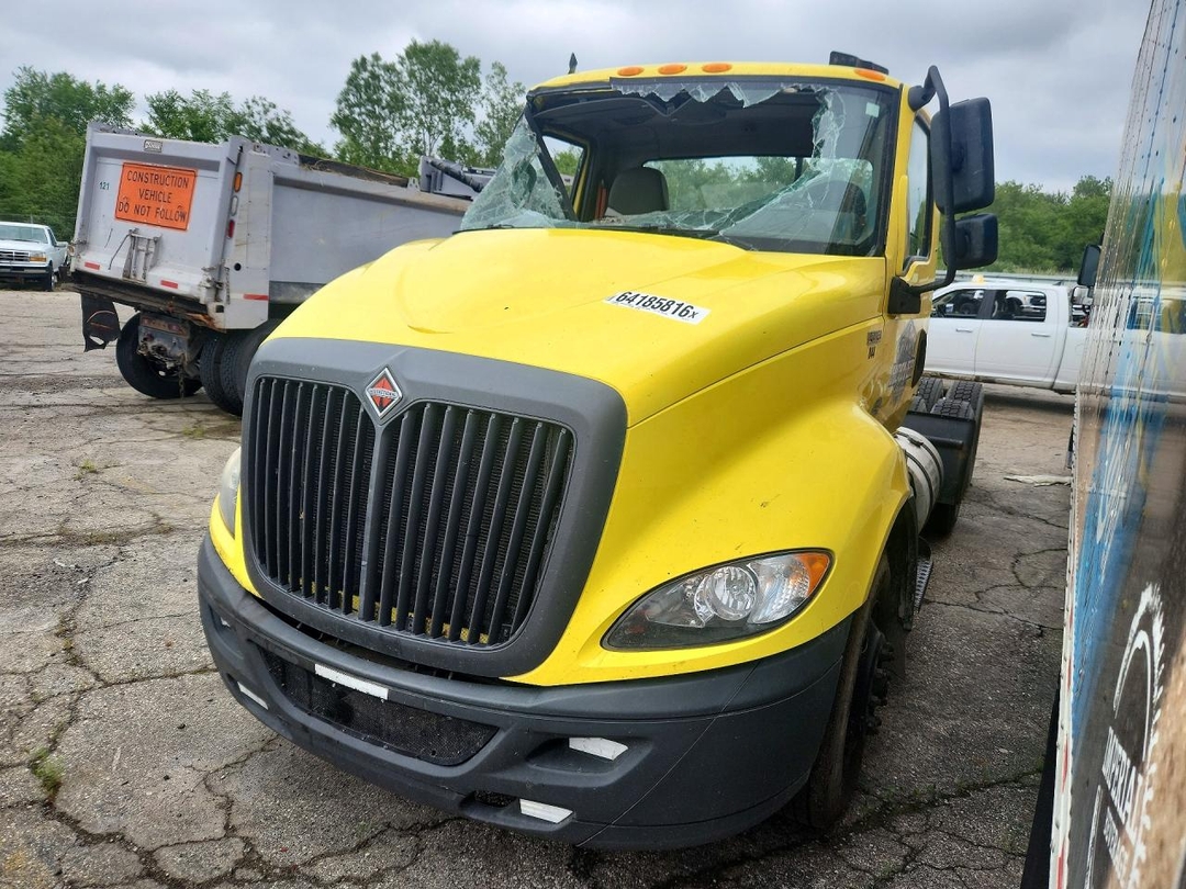 Vue de 2020 INTERNATIONAL RH613 SEMI TRUCK, angle 1