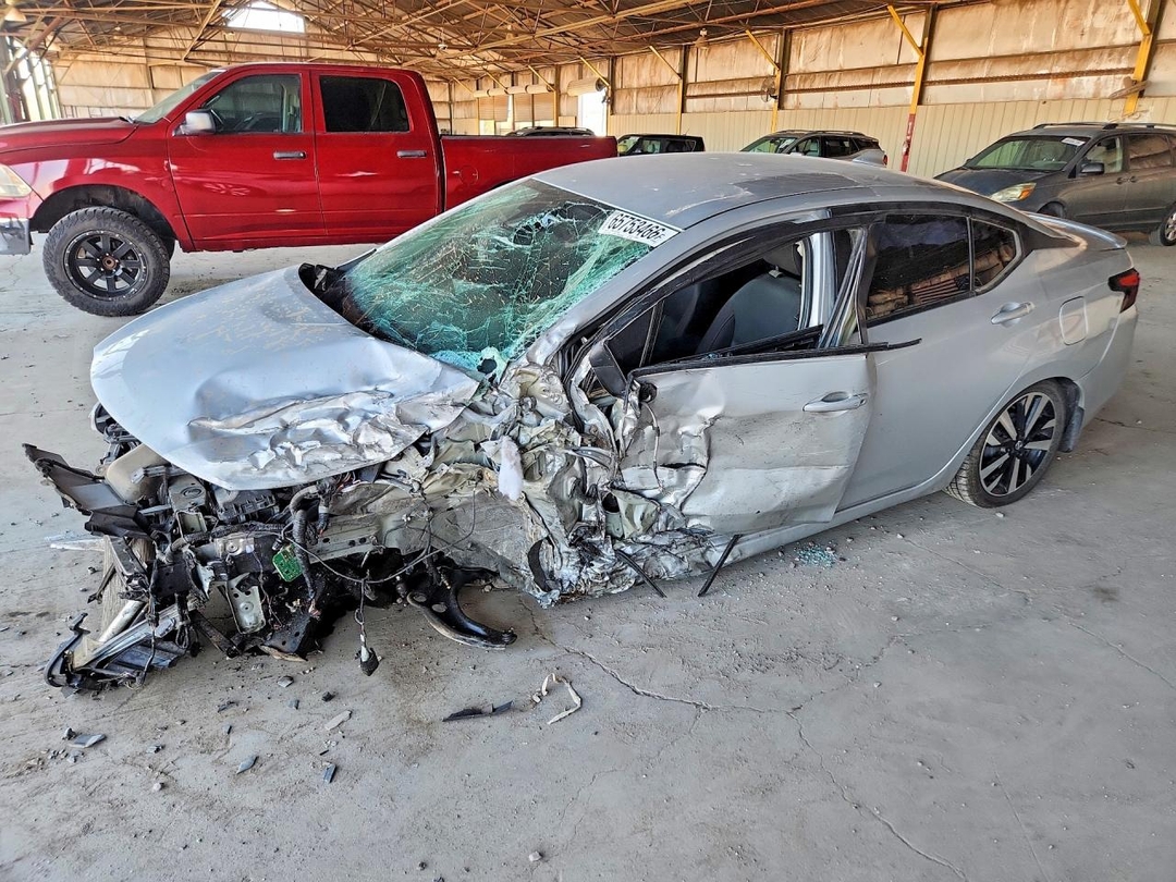 Вид 2022 NISSAN VERSA SR, угол 1