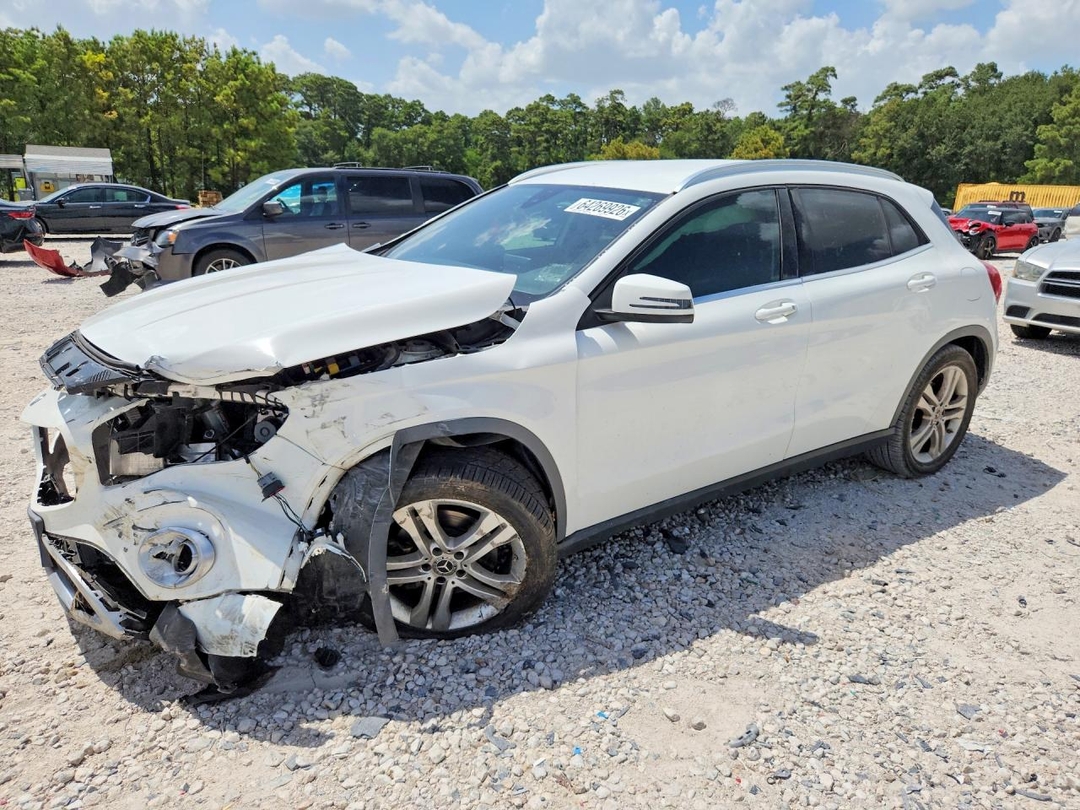 Vista de 2019 MERCEDES-BENZ GLA 250, ángulo 1