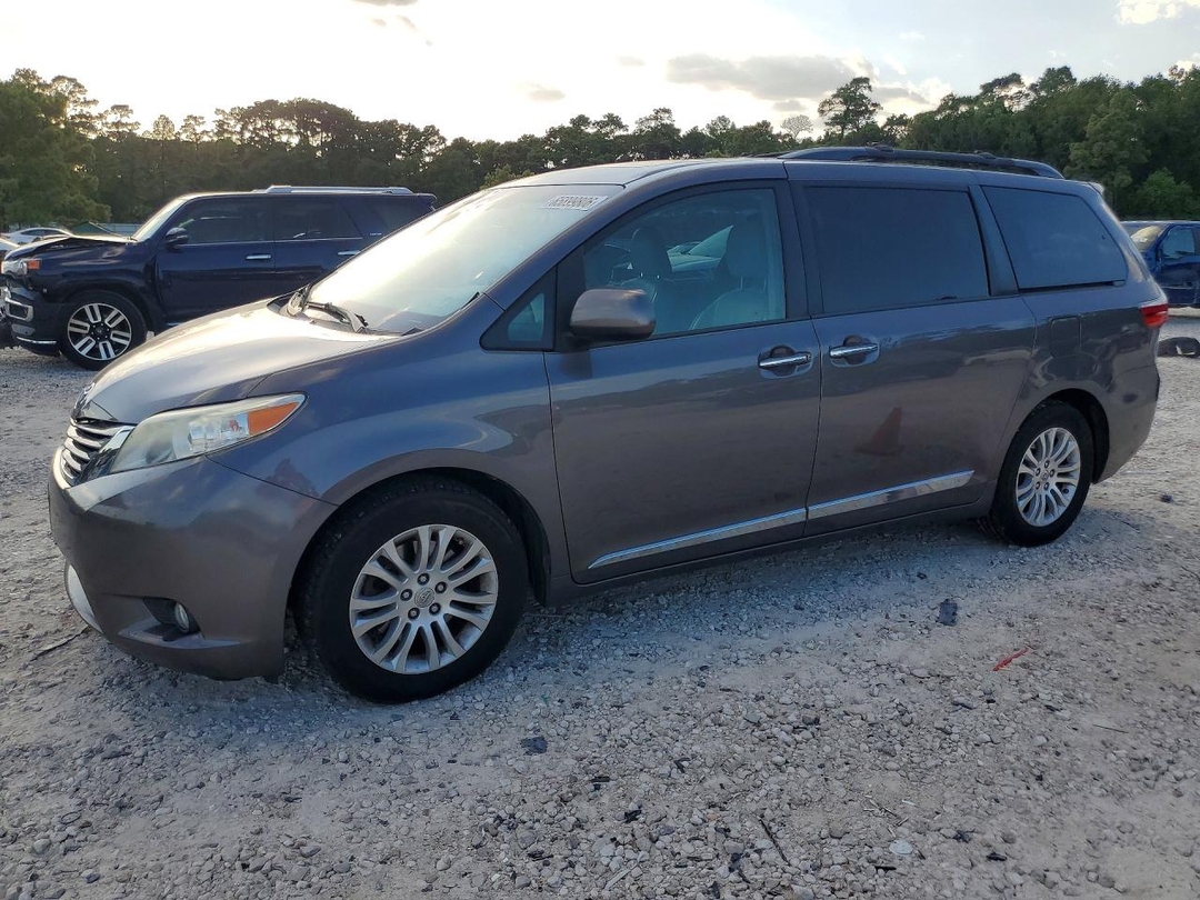 Vue de 2015 TOYOTA SIENNA XLE 8-PASSENGER, angle 1