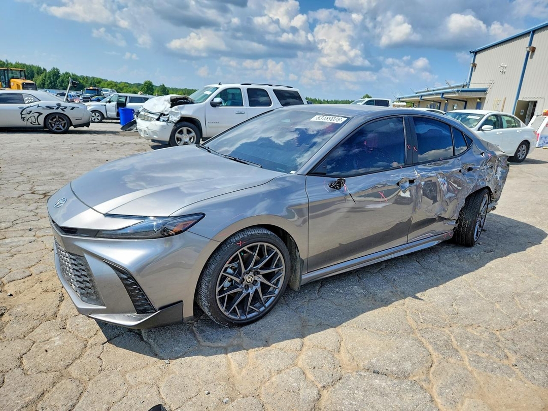 Вид 2026 TOYOTA CAMRY SE, угол 1