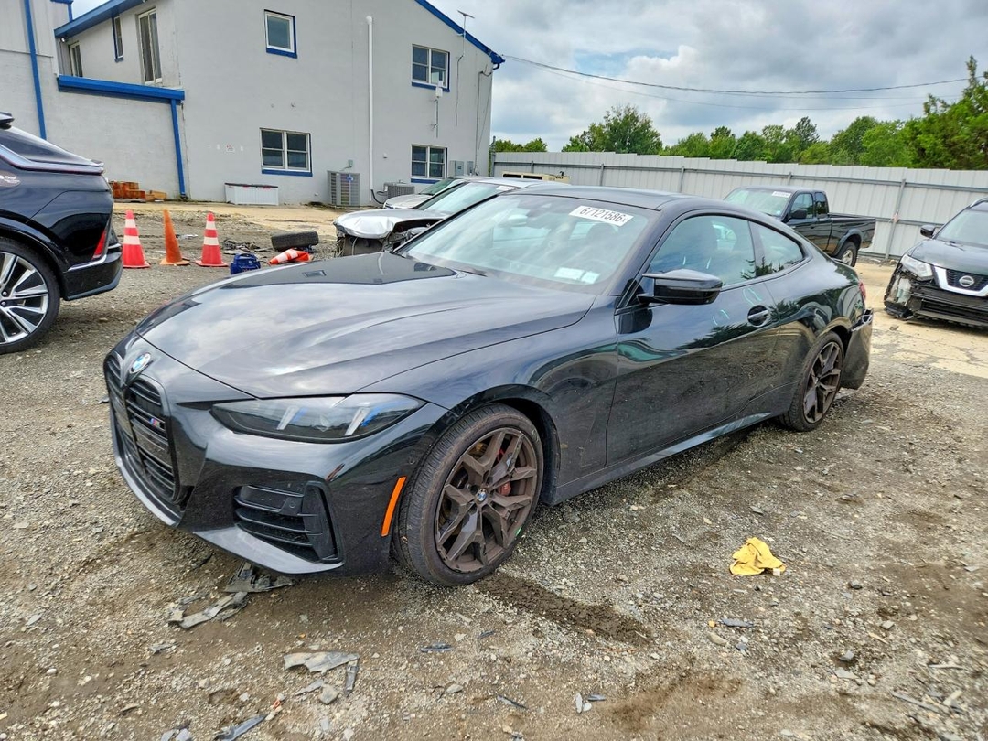 Вид 2025 BMW M440XI, угол 1