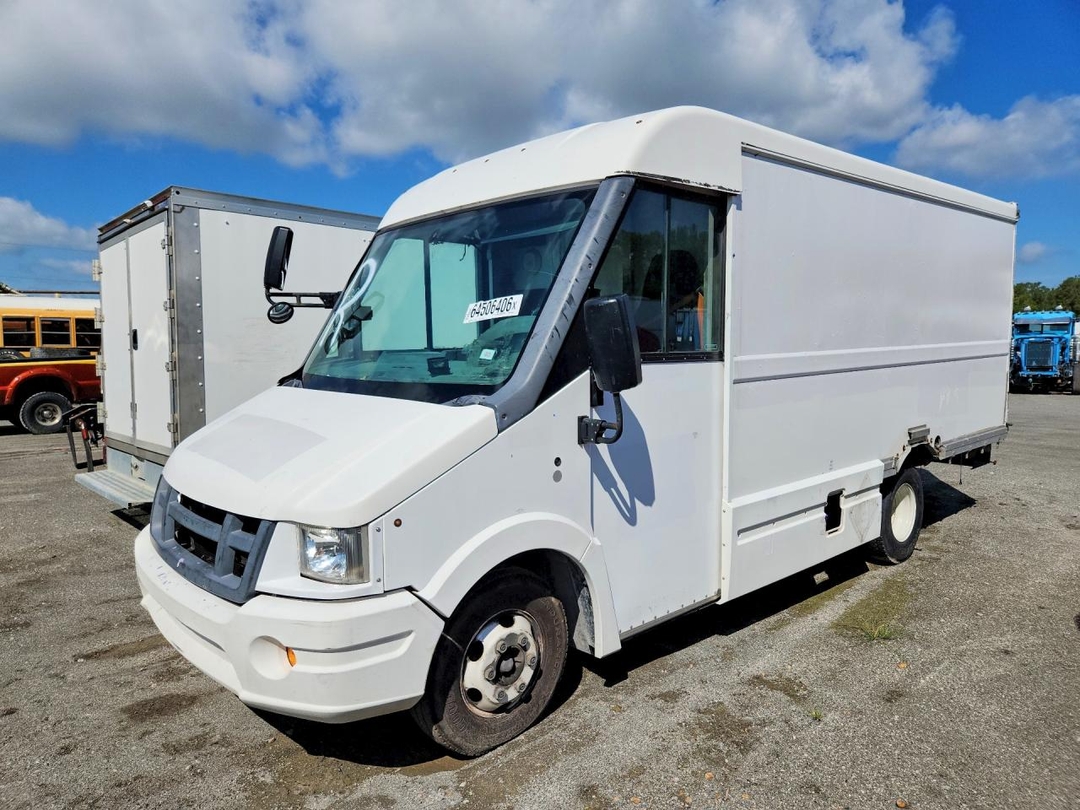 Vue de 2016 ISUZU REACH DELIVERY TRUCK, angle 1