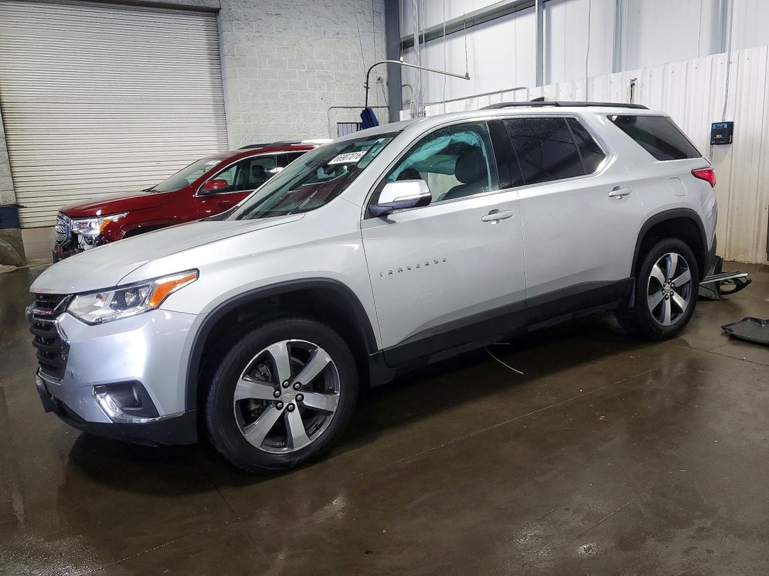 Вид 2021 CHEVROLET TRAVERSE LT, угол 1