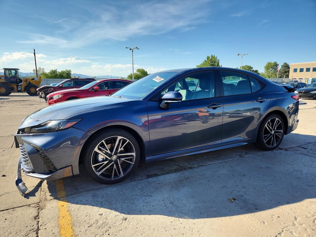 Вид 2026 TOYOTA CAMRY XSE, угол 1