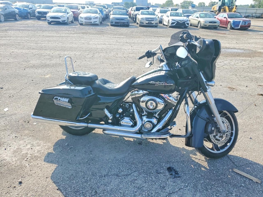 Вид 2010 HARLEY-DAVIDSON FLHX, угол 1