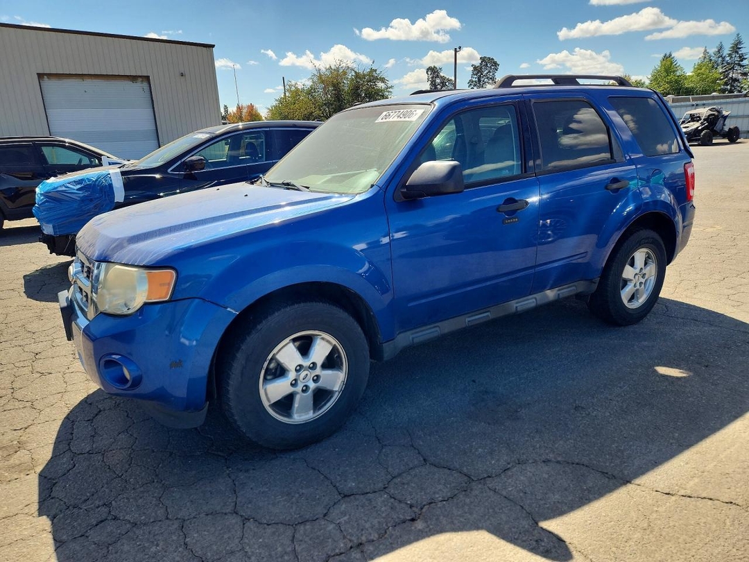Vista de 2011 FORD ESCAPE XLT, ángulo 1