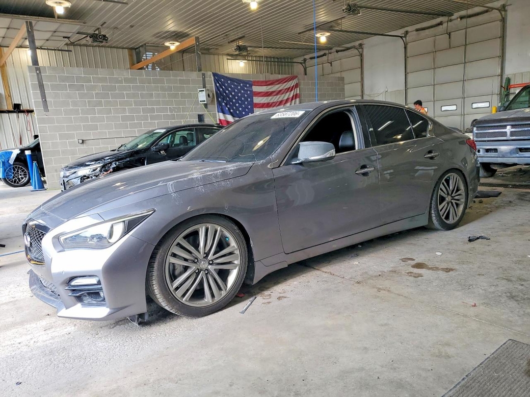 Vue de 2015 INFINITI Q50 SPORT, angle 1