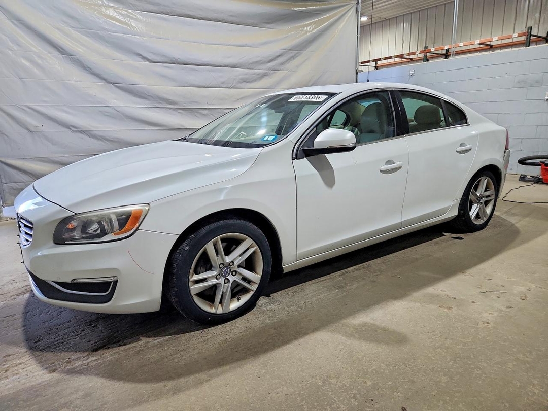 Vue de 2014 VOLVO S60 T5, angle 1