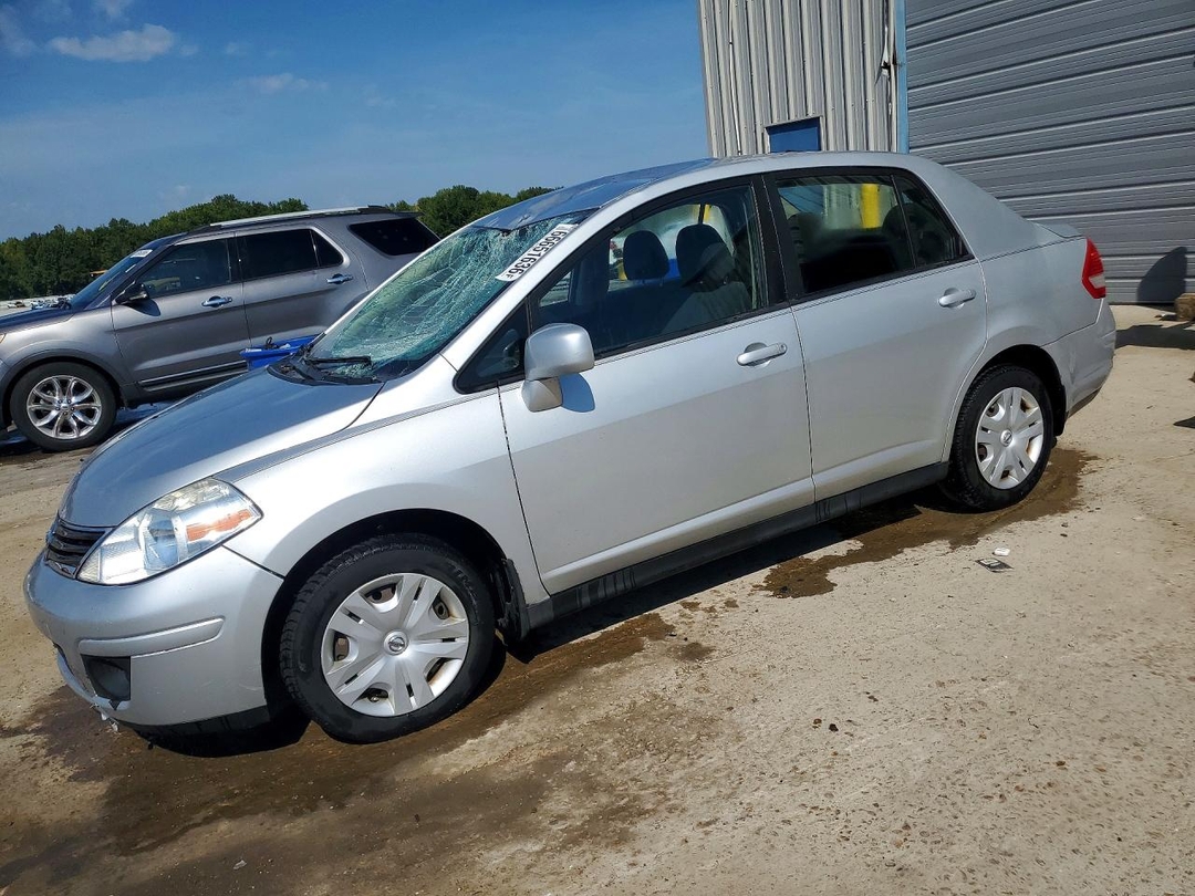 Вид 2010 NISSAN VERSA 1.8 S, угол 1
