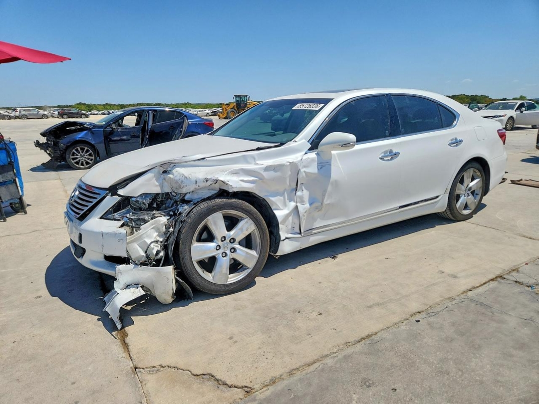 Vue de 2010 LEXUS LS 460, angle 1