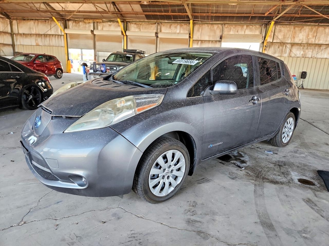Vue de 2015 NISSAN LEAF S, angle 1