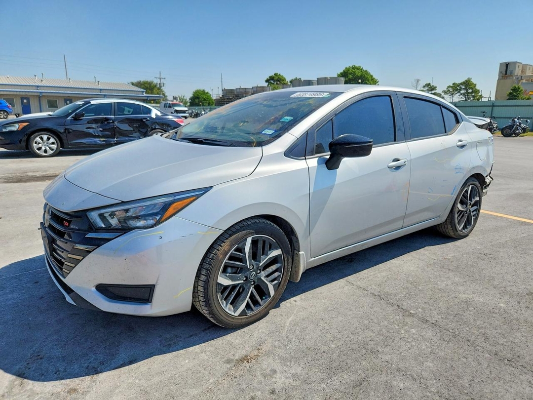 Vue de 2025 NISSAN VERSA SR, angle 1