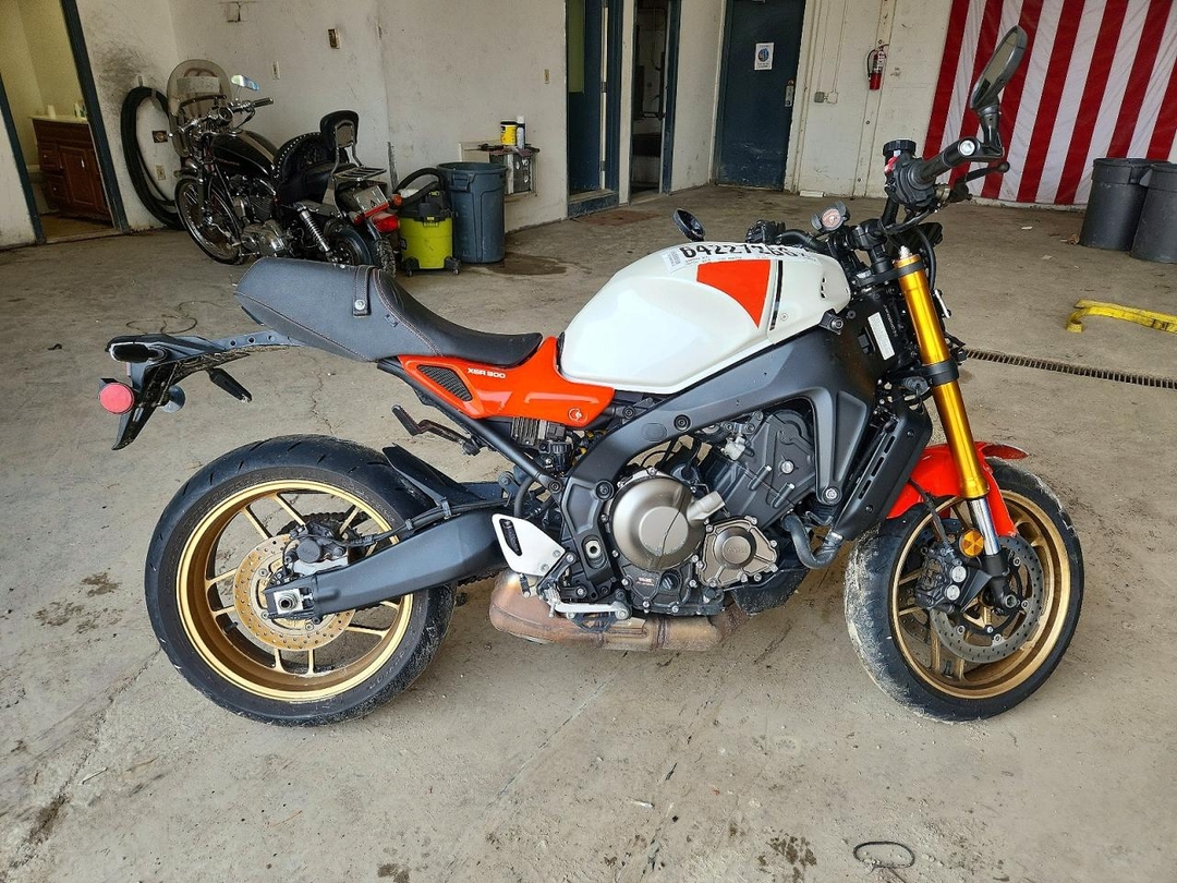 Vue de 2024 YAMAHA MTM890, angle 1