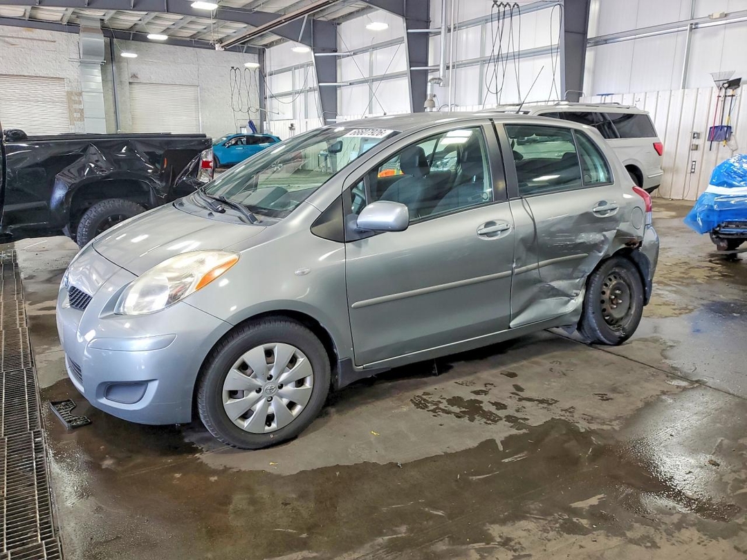 Vue de 2010 TOYOTA YARIS, angle 1